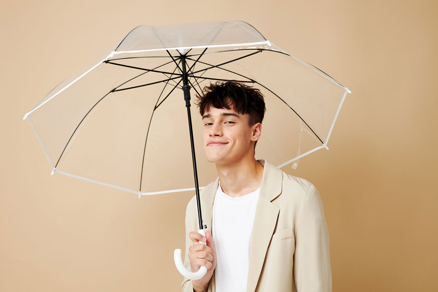 homme avec parapluie transparent